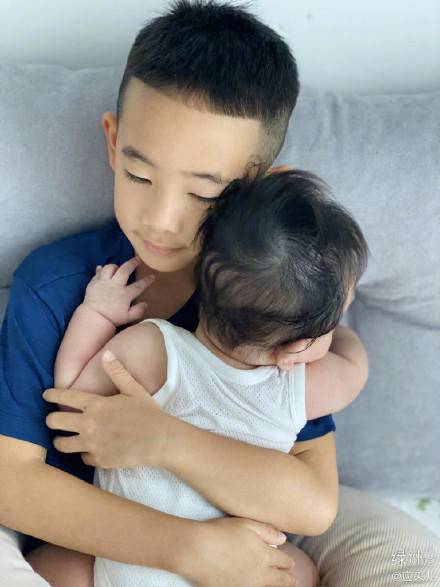 应采儿给小儿子买推车还摆拍，产后穿衣扬长避短，弟弟头发自来卷