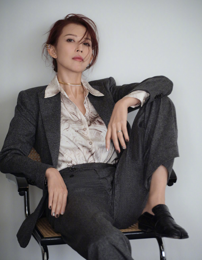 蔡少芬中秋晒全家福，穿古装跳舞鱼尾纹抢镜，服装被吐槽像丫鬟