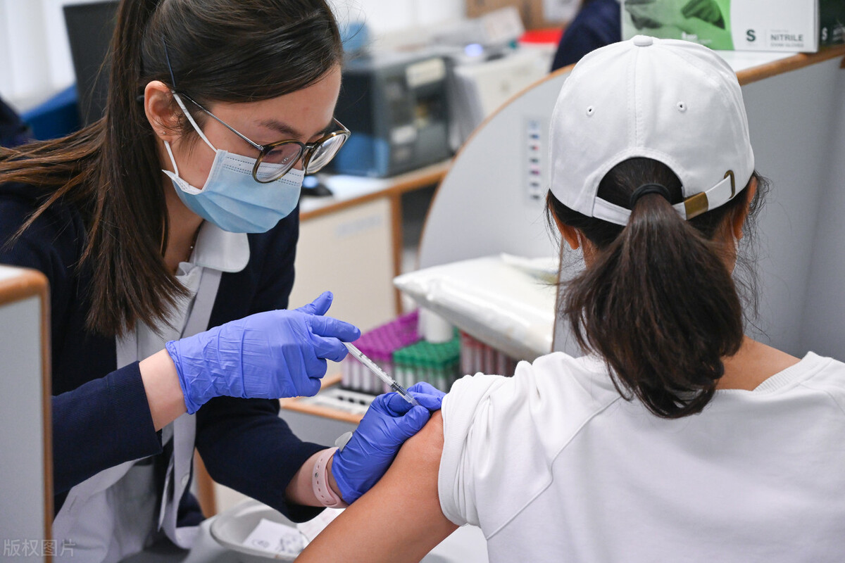 珠海人打疫苗很积极，为什么不用限号排队的澳门人就拖拖拉拉不爱打呢？澳门疫苗接种应跟上国内的步伐