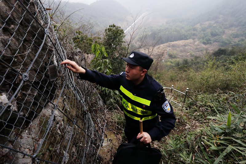 湖北小站铁警：巡线，守山