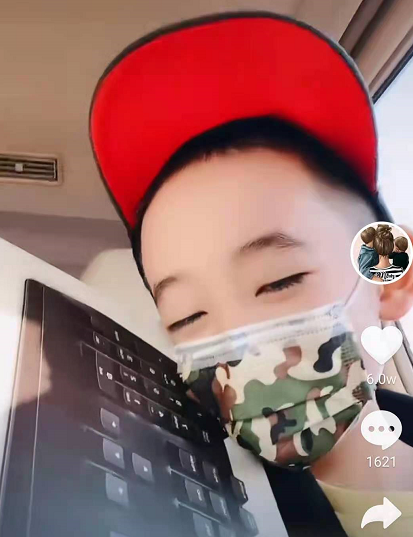 應采兒霸氣寵娃！ 花5萬配頂級電腦，Jasper手舞足蹈超開心