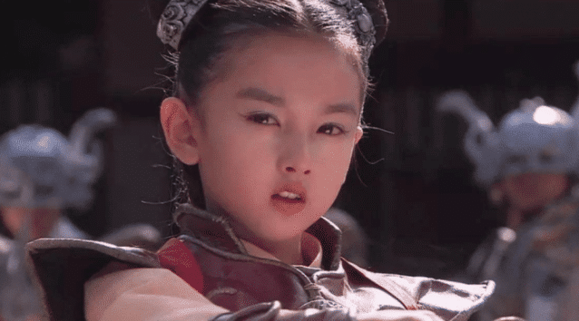 有种“发育过猛”叫宋祖儿，看清深V礼服效果，