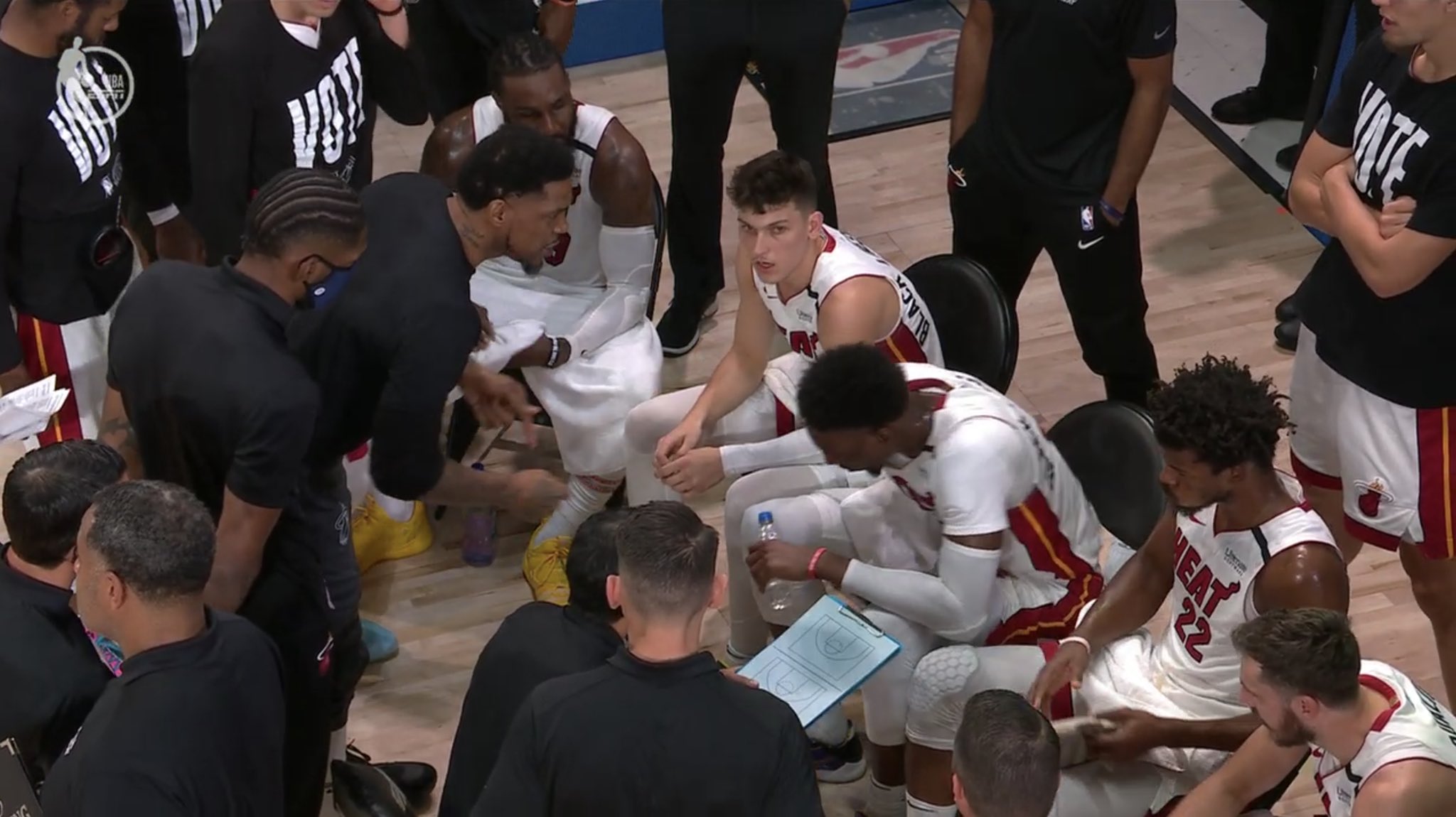 真大佬！ 季後賽從未出場，40歲老將霸氣訓話，巴特勒低頭不做聲