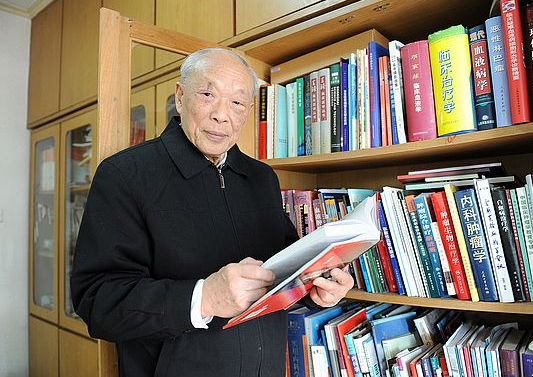 96岁院士获700万大奖，却更加忧愁：这届年轻人跟不上来