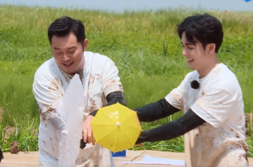 《奔跑吧》最不怕脏的嘉宾，玩游戏全程趴在泥水里，比郑恺还狠