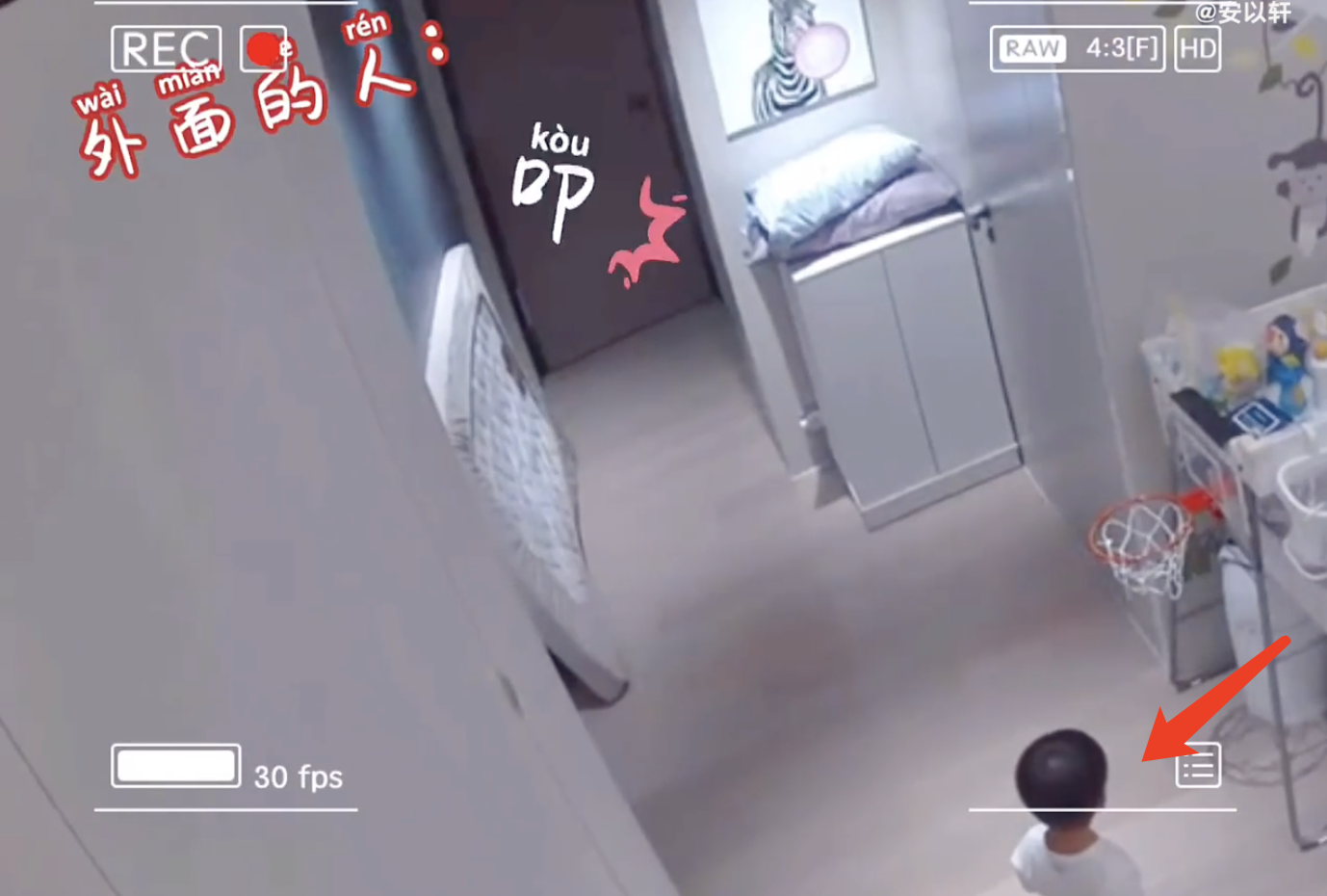 安以轩2岁儿子再“越狱”，翻出床围还将门反锁，沉着应对超淡定
