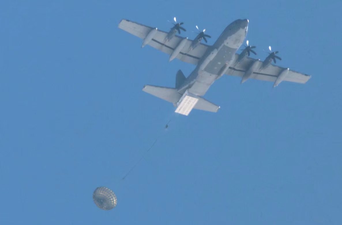 空中武器库，美军实验C130运输机发射导弹，性价比超过专业轰炸机