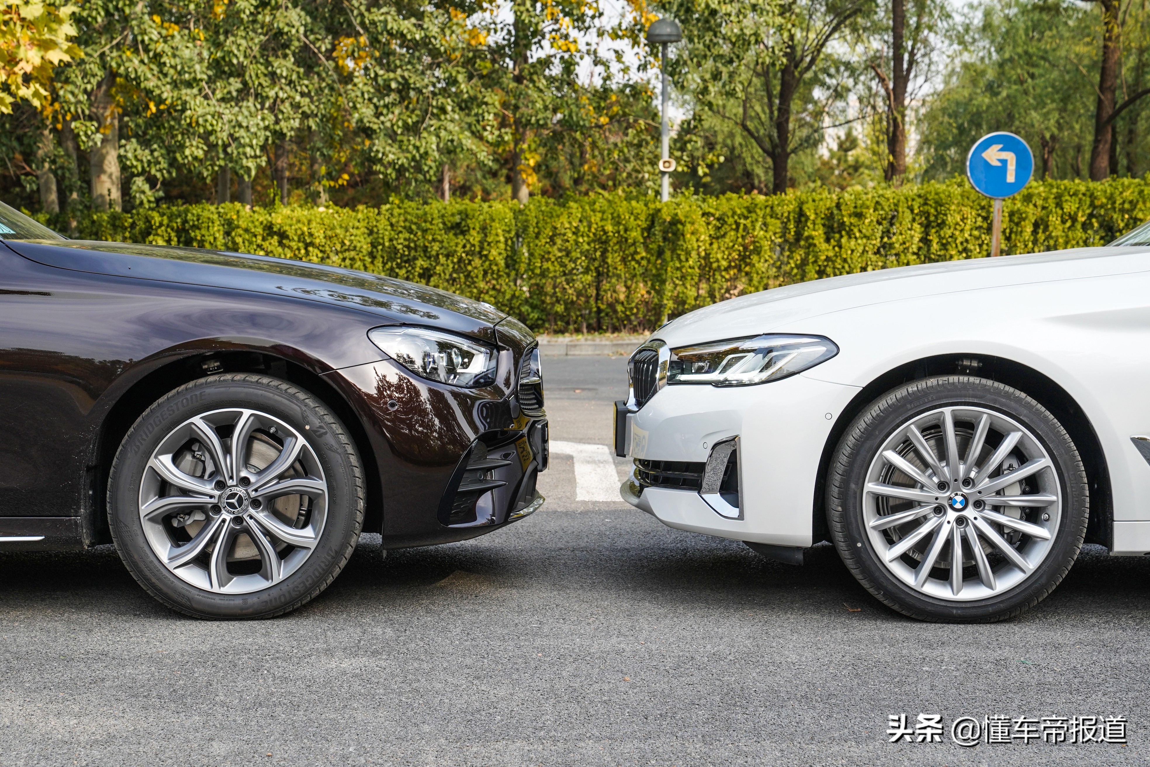 新车 | 宿敌对决！首试2021款宝马5系对比奔驰E级