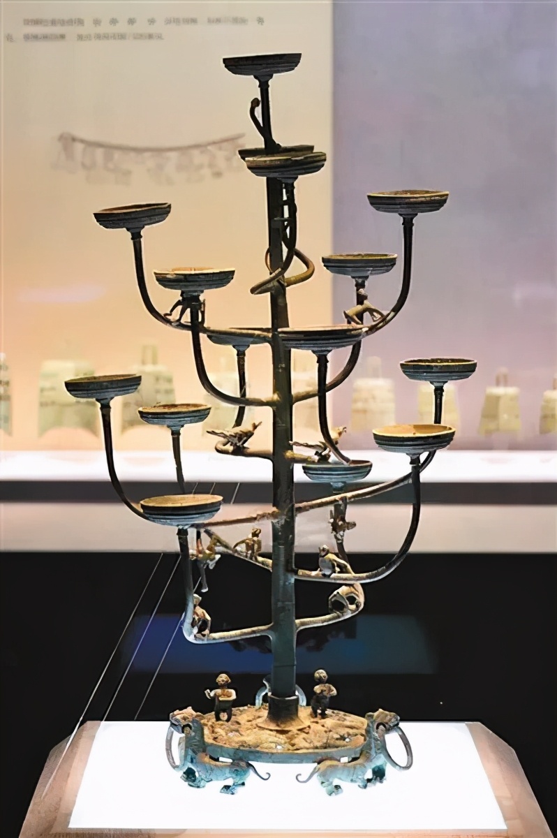 战国出现的连枝灯,到了汉代极为盛行,以铜质,陶质最常见.