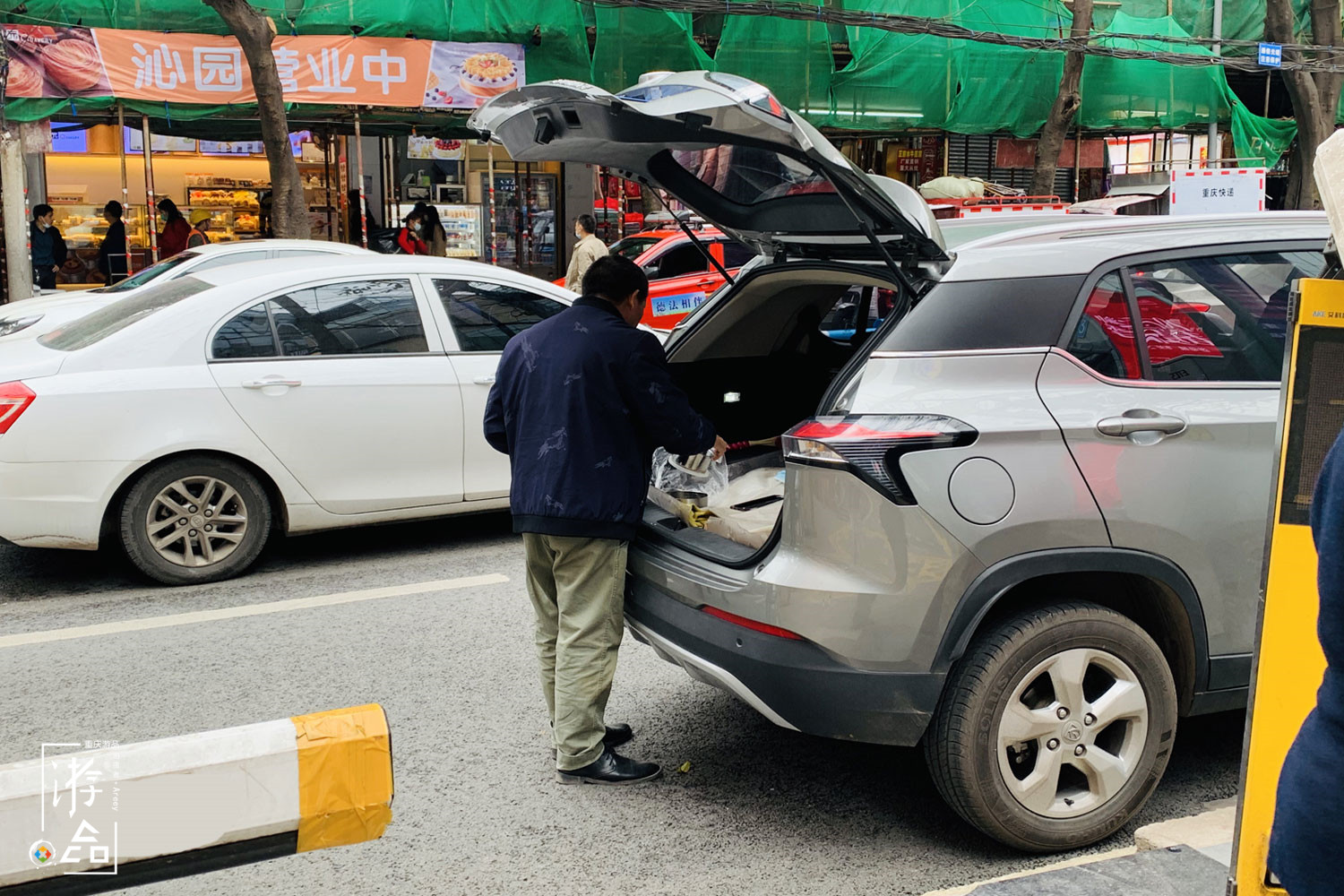重庆朝天门万象：与时间赛跑，午餐在路上，也在汽车的后备箱里