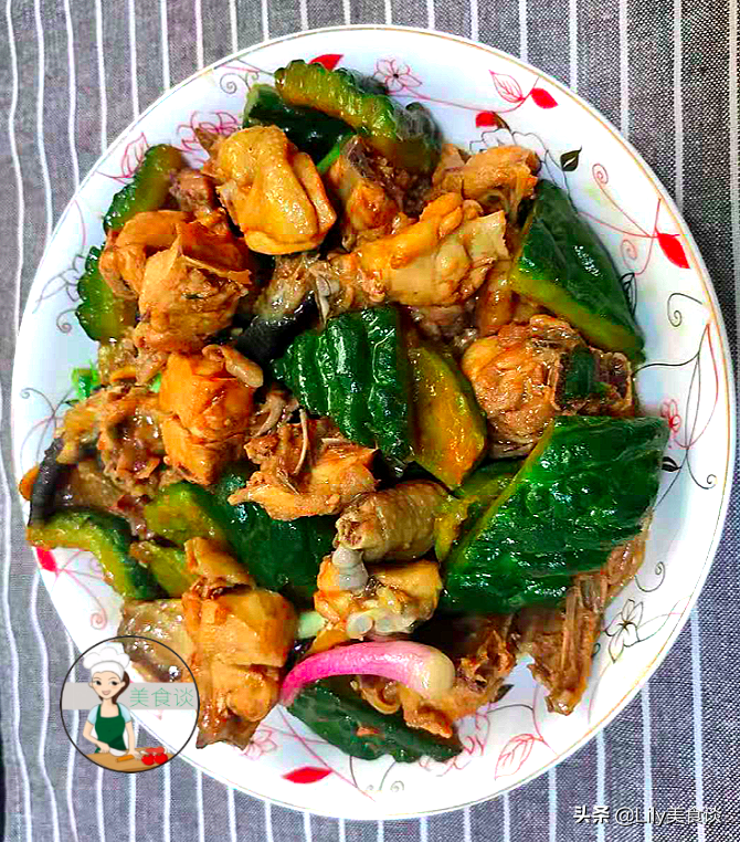 夏天這肉多給孩子吃，切塊和苦瓜一起燜，好鮮美啊，營養還不上火
