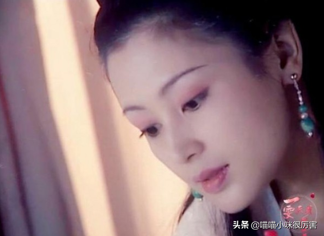 单眼皮歪嘴还有龅牙，五官不端正却依旧绝美的