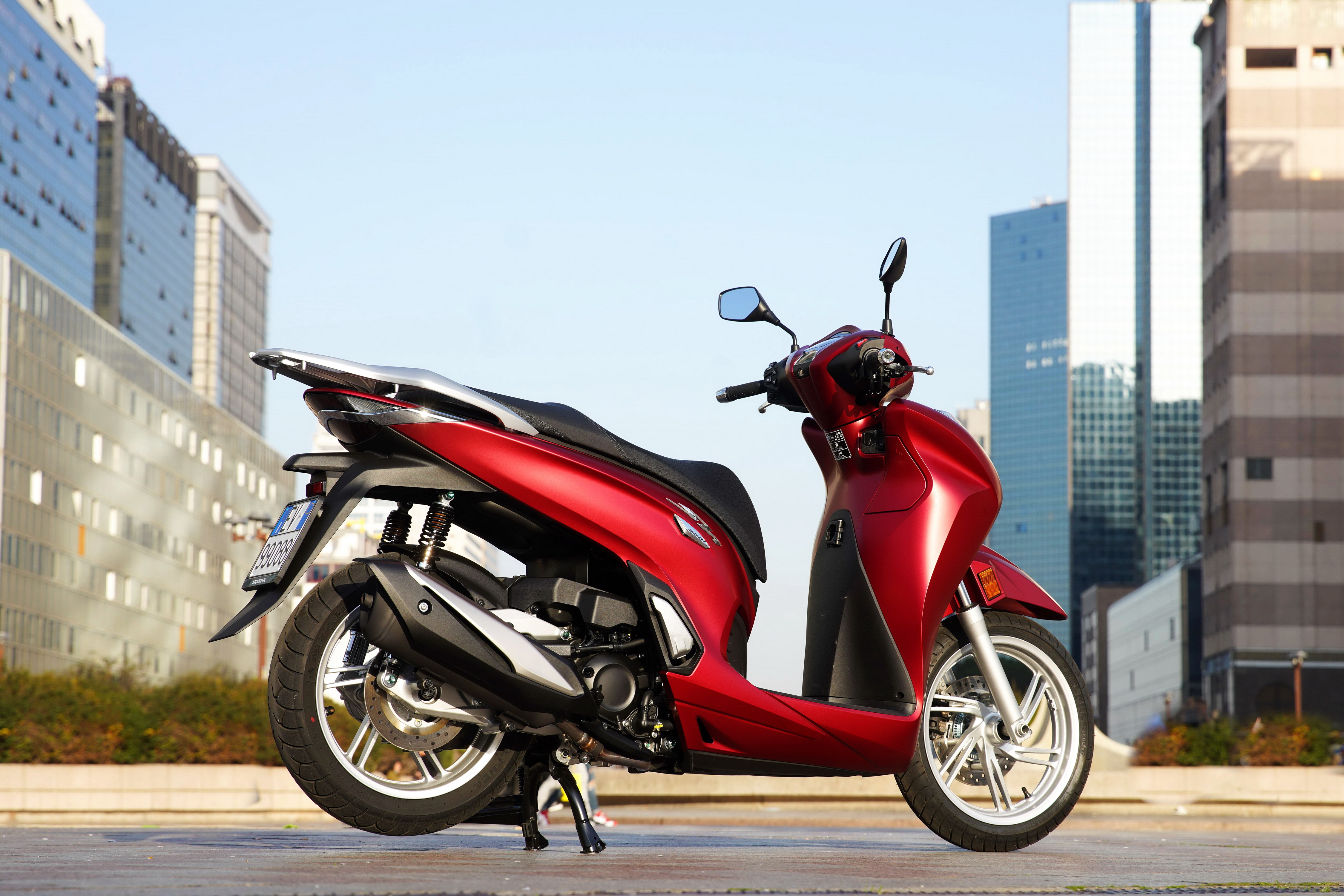 Honda 中型踏板的拳头21 Sh350i 户外图集 新车新品 资讯中心 全球摩托车网移动版 摩托车品牌 摩托车报价 摩托车之家 摩托车门户