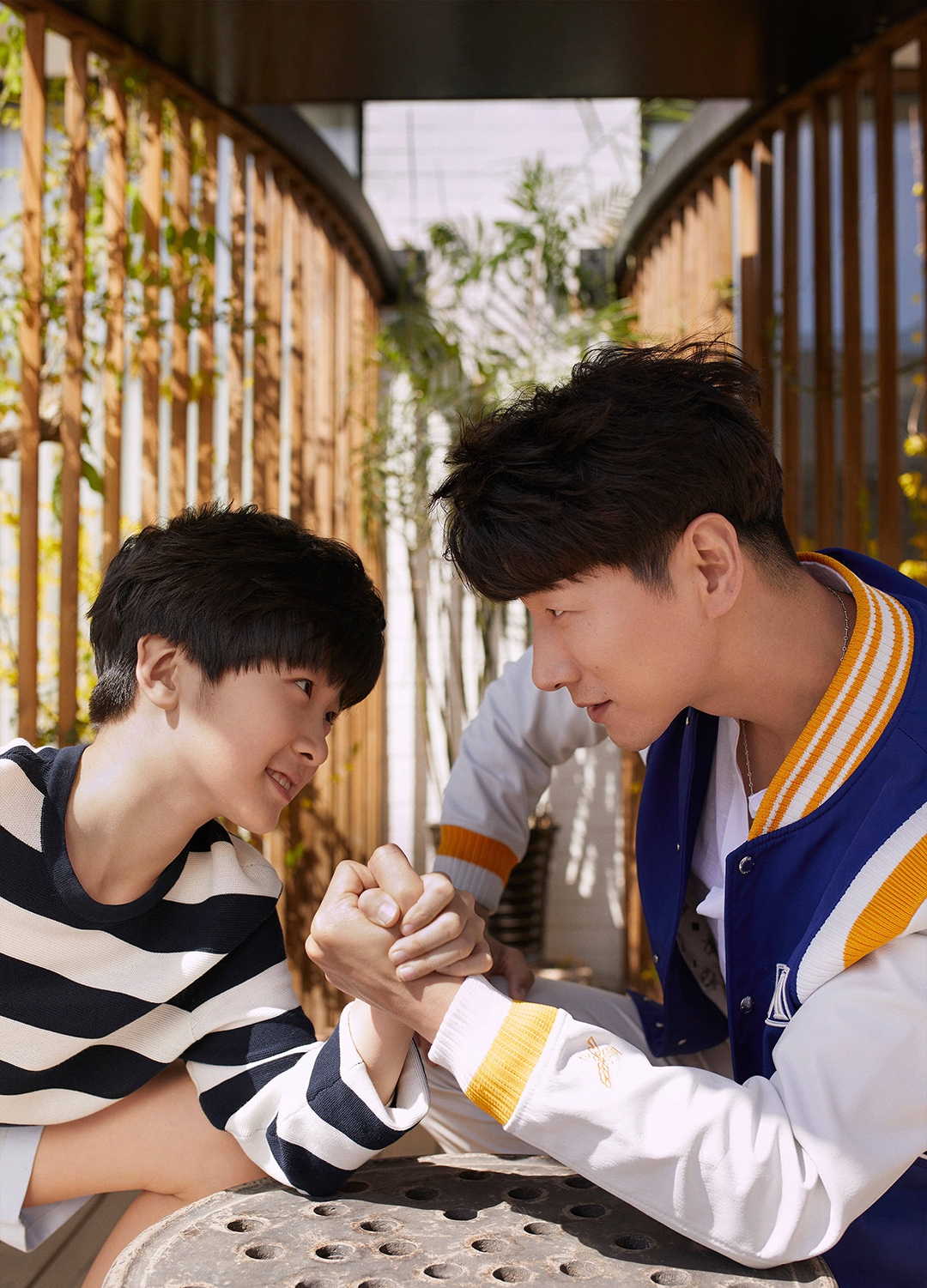 13歲天天長大了，穿西裝打領帶氣質佳，外形帥氣被讚像霸道總裁