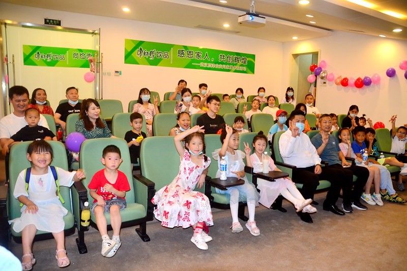 参观爸爸工作的地方，食品安全科普活动走进康师傅生产车间