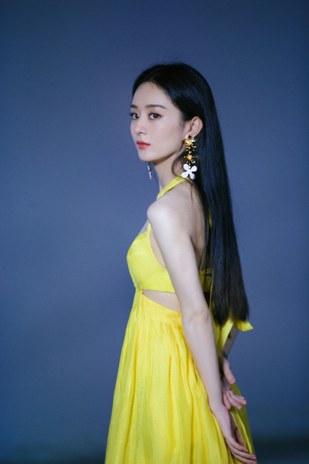 Zhao Liying is clever big, elegant and intellectual temperament is shown, again the acknowledge with colourful to clever treasure beauty refresh