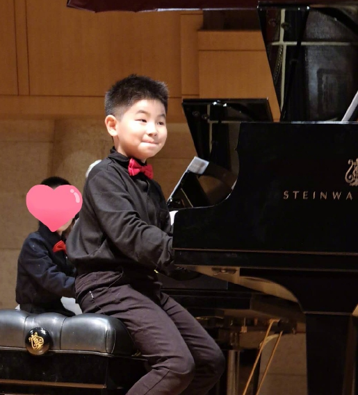 沙溢陪兒子上課，樓道里幹啃麵包還躲門外偷聽，卑微又真實