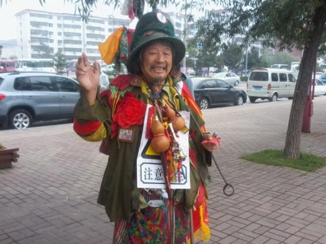 流浪汉自封"宇宙主席"，资助学生灾区捐