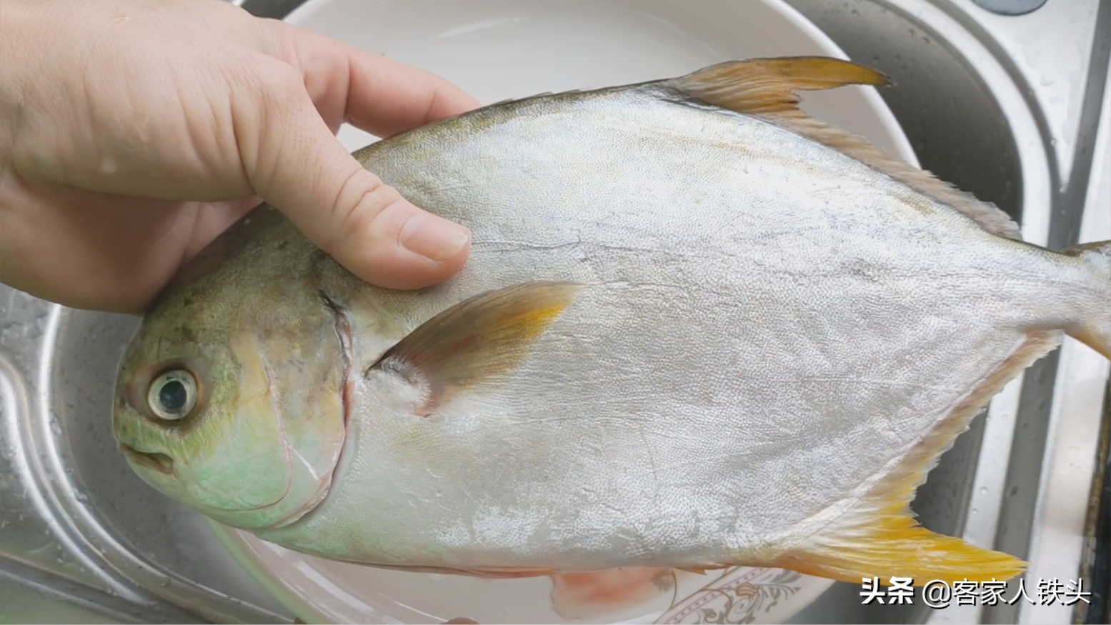 广东人吃海鲜有一套，这样搭配做一盘，上桌连汁都吃不剩，真下饭