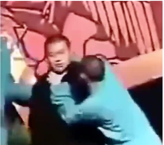 悲惨岳云鹏：因6块钱被骂3小时，台上被曹云金打