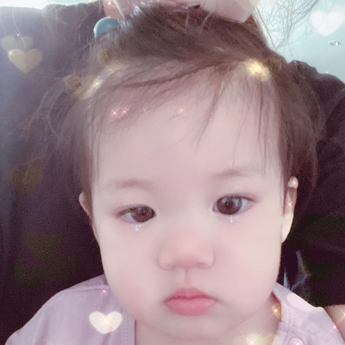 安以轩高调晒全家福，她戴着大钻戒与陈荣炼秀恩爱，儿女罕见出镜
