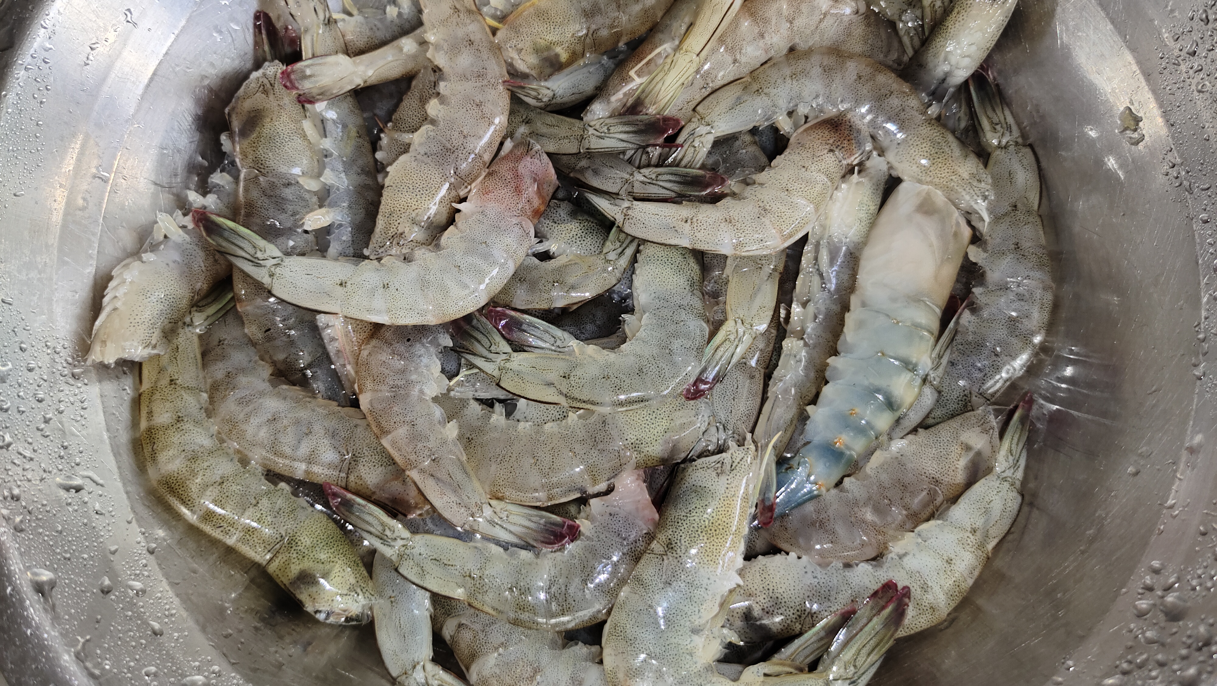 做油燜大蝦，很多人會做錯3步，難怪油不紅殼不脆，照此做才正宗