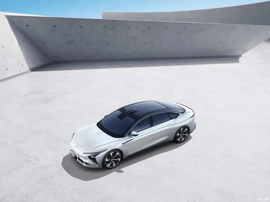 破百仅3.9秒，39英寸超大屏真罕见，这台智己汽车年底上市