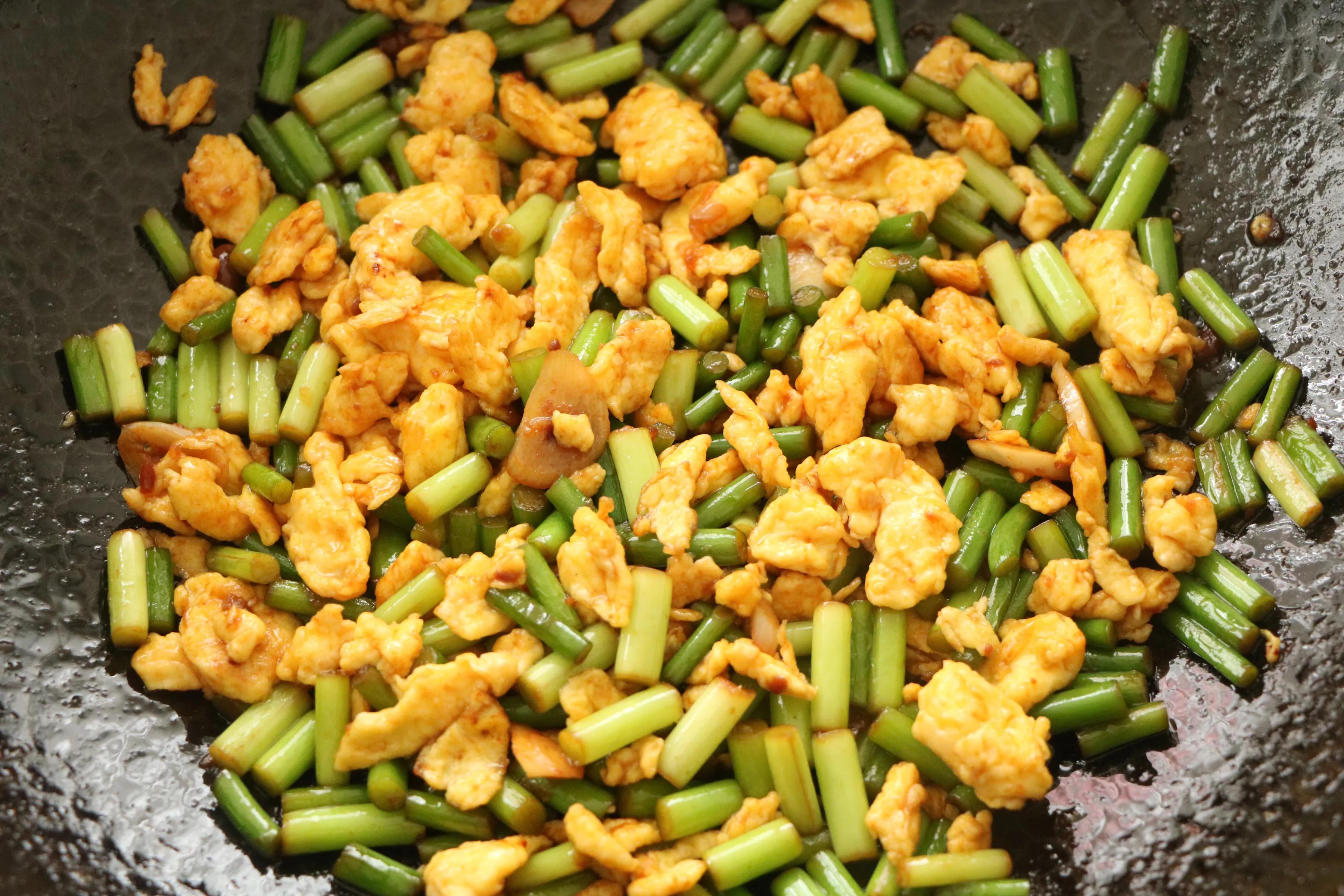 雞蛋和蒜薹的新吃法，醬香美味，鮮嫩好吃，特下飯！ 一定要試試