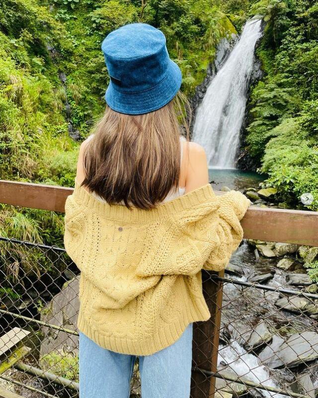 周杰倫夫婦同框秀恩愛，夫妻赤腳水中嬉戲，昆凌曬老公視角照超仙