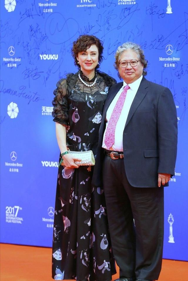 洪金宝混血老婆太惊艳，穿绿色连体裤配衬衫高