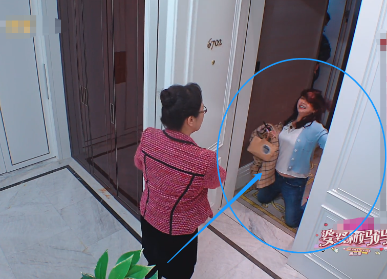 陈松伶夫妻晚归惹怒婆婆，刚进门就下跪道歉，