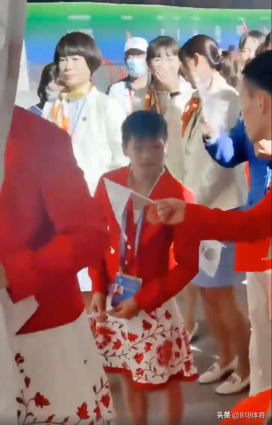 可爱!全红婵开幕式候场小姐姐喊:我妈妈可喜欢你了!红姐点头鞠躬