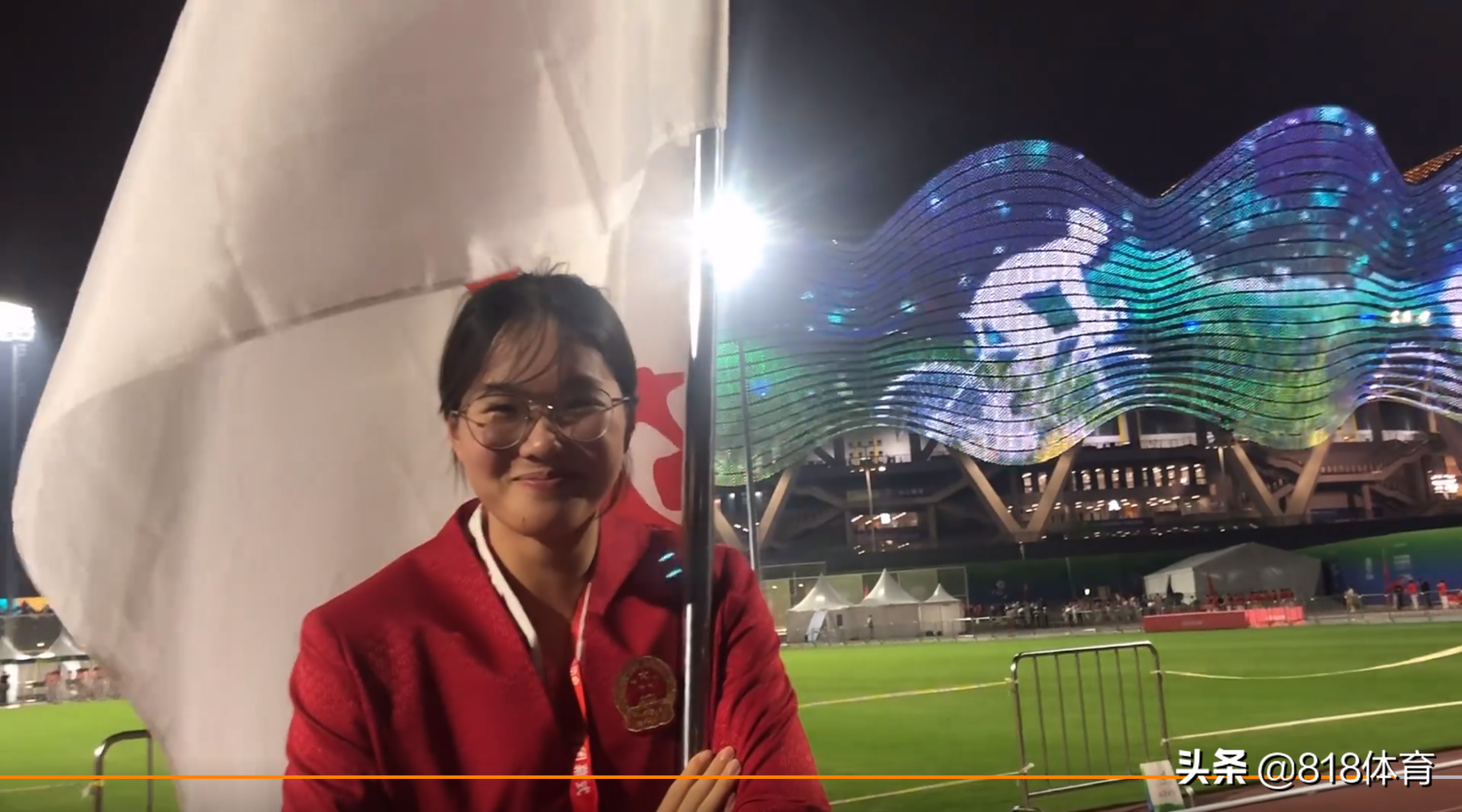 可爱!全红婵开幕式怼脸拍谢思埸,谢哥模仿何教练黑脸质问:为什么?