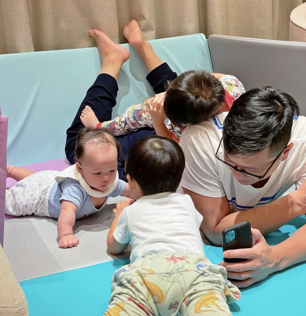 胡杏儿参加中秋晚会数月未回家，3个儿子看直播支持妈妈画面温馨