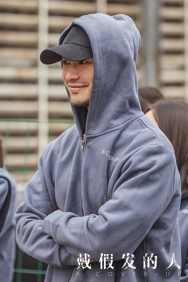 黄晓明近照消瘦太沧桑，发际线秃成地中海？脑门发亮老了20岁