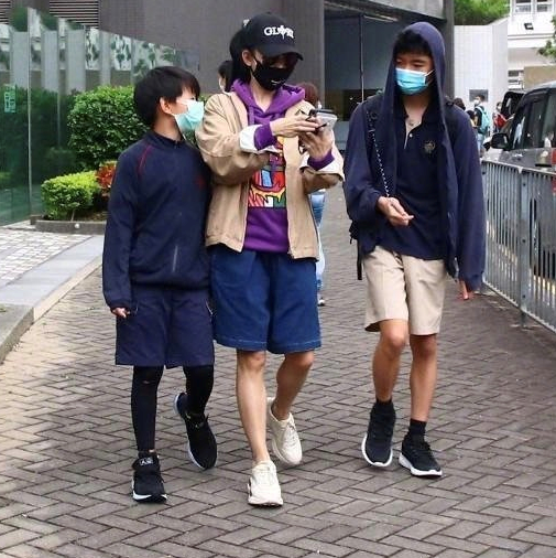 張柏芝帶著兒子們聚餐，大兒子緊握柏芝的手，二兒子與她溫馨互動