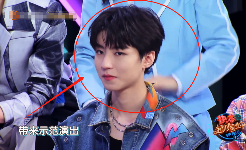 《快本》伴舞女孩穿短裙，当王俊凯下蹲时，谁