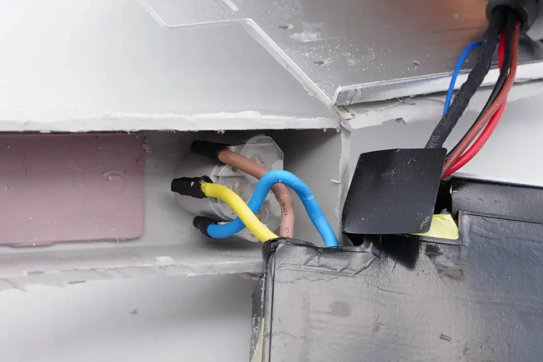 华硕最强游戏本标配300W电源，内置4颗氮化镓，内部结构揭晓