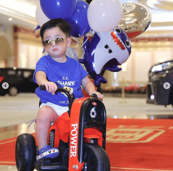 安以轩夫妇庆祝儿子满两岁，66和妹妹罕露正脸，一个像爸一个像妈