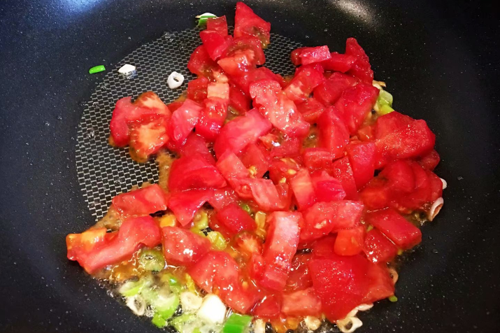 “疙瘩湯”的這個做法火了，10分鐘出鍋，好吃解饞，怎么也吃不夠
