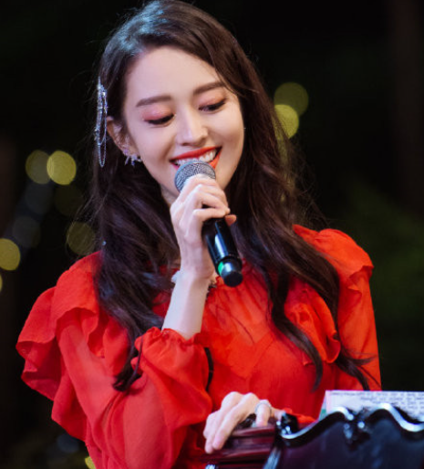 吉娜高調曬兒子百天照，一家7口同框笑容滿面，吉娜父母罕見出鏡