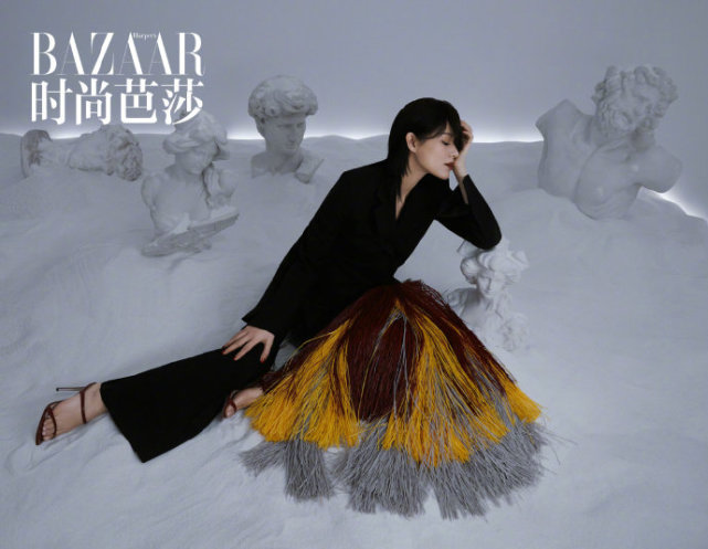 胡杏兒懷三胎後登雜誌封面，全程巧遮孕肚看不出孕相，真時尚孕媽