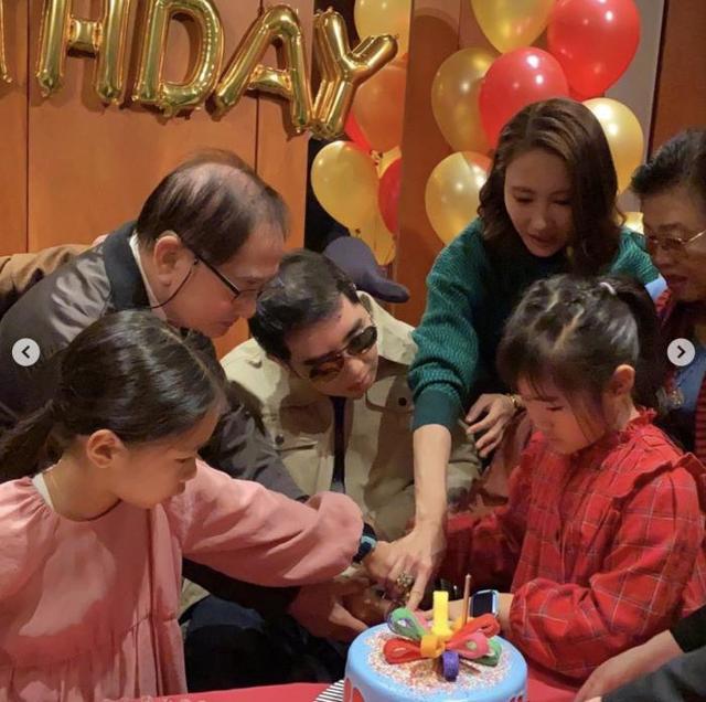 黎姿儿童节野外运动，三个女儿爬树身手敏捷，