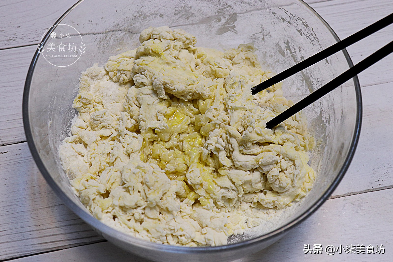 图片[5]-面粉里加一个鸡蛋 筷子一压 个个空心酥脆 20分钟搞定早餐 香-起舞食谱网