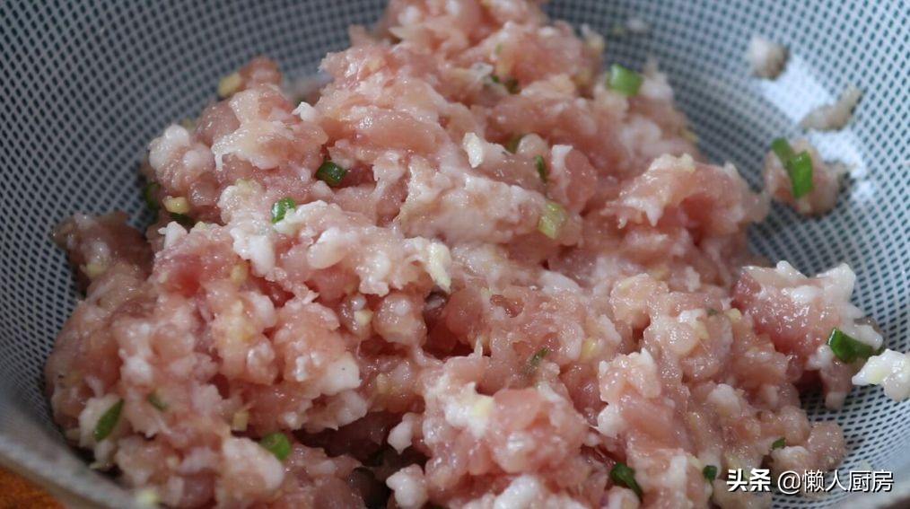 在飯店吃飯發現鹹蛋黃蒸肉餅，回家復刻了這道菜，沒想到很好吃