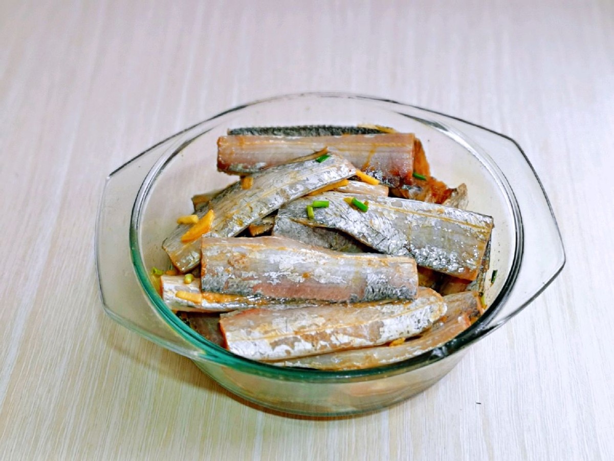 带鱼加入孜然和迷迭香煎一煎，味道丰富，外酥里嫩真好吃