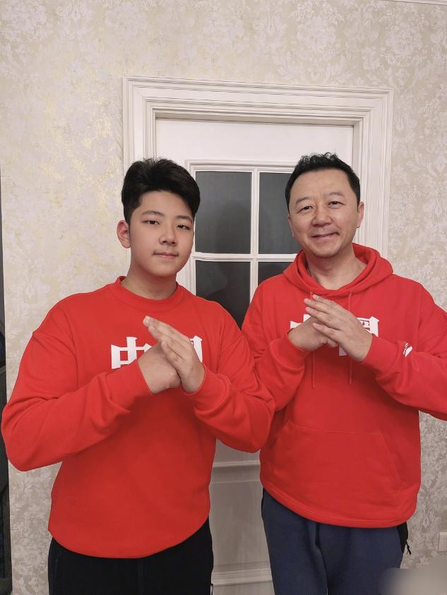 石头近照大变样！14岁与爸爸郭涛同高，曾被妈妈拿烟指着骂