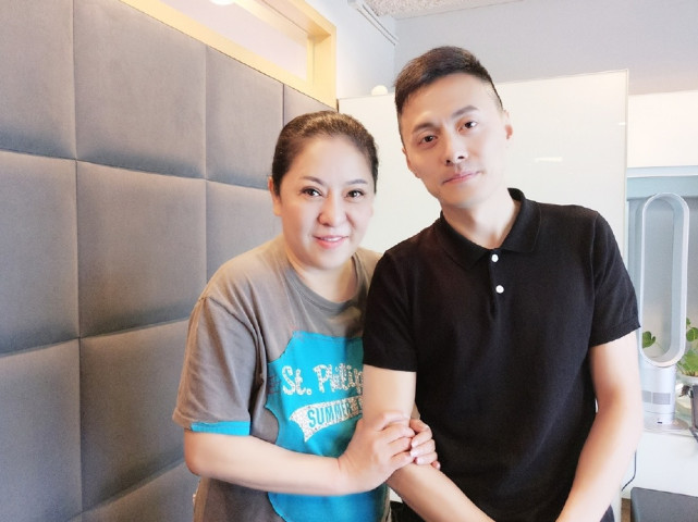 郭碧婷产女向太夫妇首露面，升级当奶奶的向太瘦了很多，难掩开心