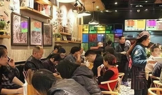 吴京面馆一碗“战狼面”48元，为何没人嫌贵？看到实物明白了