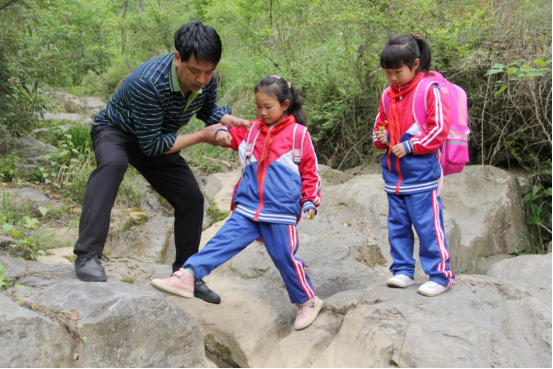 37年坚守三尺讲台 只为大山里的教育